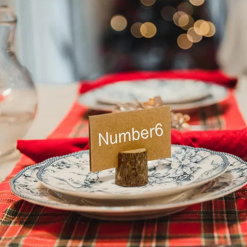 Vista 4 de Tarjeteros de madera, 30 soportes de madera rústica para números de mesa y 50 tarjetas de lugar de papel Kraft, soporte de madera para fotos