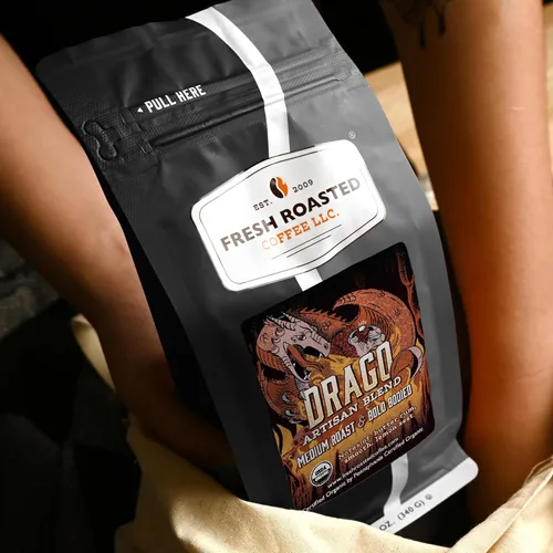 Vista 100 de Fresh Roasted Coffee, Caballero Negro Orgánico USDA Orgánico, Kosher Tostado oscuro 2 lb (32 oz) Molido