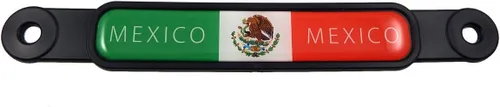 Emblema de la bandera mexicana de México atornillado en la placa de matrícula de automóvil
