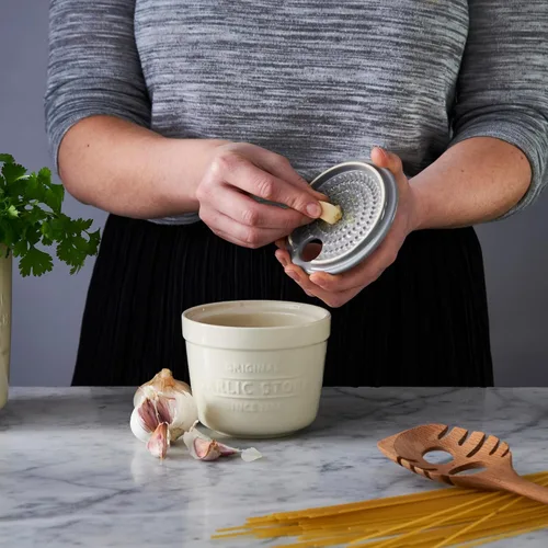 Vista 2 de Mason Cash Innovador almacenamiento y rallador de ajo para cocina