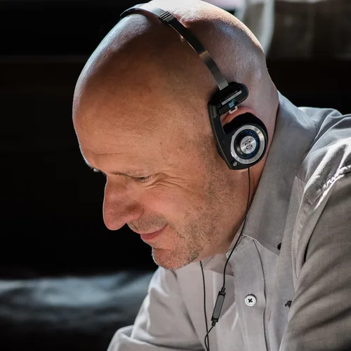 Vista 5 de Koss Porta Pro con micrófono y auriculares remotos en la oreja, micrófono en línea y control remoto táctil, cable con enchufe de 0.138 in
