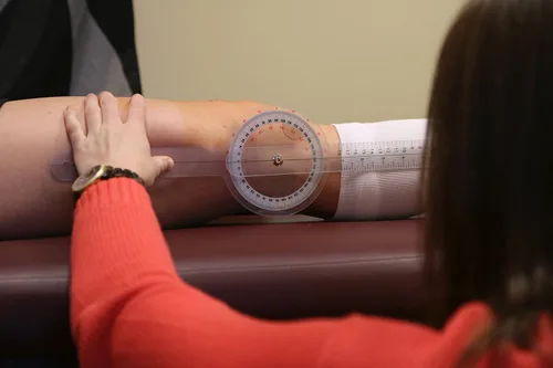 Vista 4 de Rehabilitation Advantage Goniómetro plástico de 12" ISOM de 360 grados, transparente