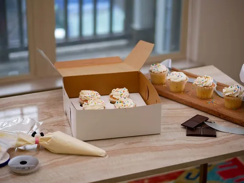 Vista 4 de SCT - Cajas para panadería blancas de una pieza, sin ventana, 8 x 4 x 4 pulgadas, blanco, papel, 250