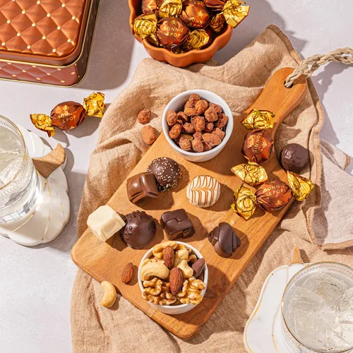 Vista 6 de Cesta de regalo gourmet de chocolate y nueces, surtido de chocolates, trufas, anacardos, maní y nueces saladas envueltos individualmente, lata