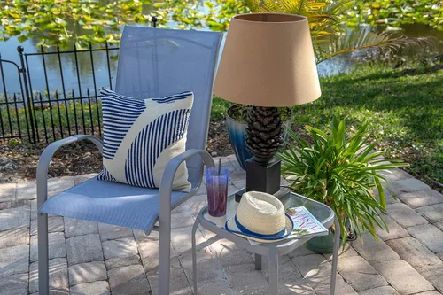 Vista 9 de Kenroy Home 35245ABZ - Lámpara de mesa de abeto para exteriores, bronce envejecido