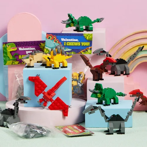 Vista 7 de JOYIN Paquete de 24 tarjetas de San Valentín con bloques de construcción de dinosaurios para regalos, recuerdos de fiesta, premio de intercambio