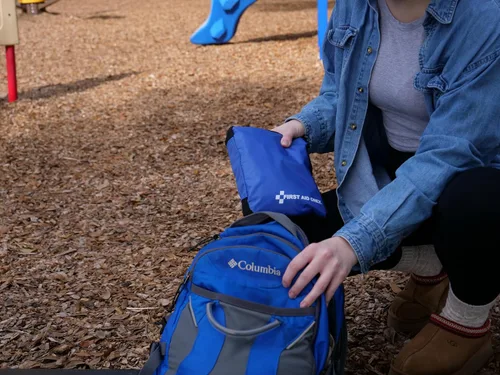 Vista 8 de First Aid Only Kit de primeros auxilios de emergencia Home & Go de 313 piezas (91081)