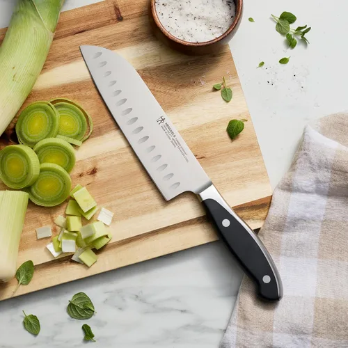 Vista 3 de HENCKELS Cuchillo Santoku de borde hueco forjado, 7 pulgadas, negro/acero inoxidable