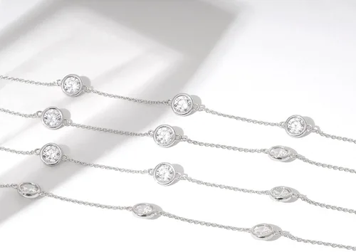 Vista 4 de Tienda Essentials Collar de plata de ley chapada en platino o oro hecho con circonitas Infinite Elements (anteriormente colección Tienda)