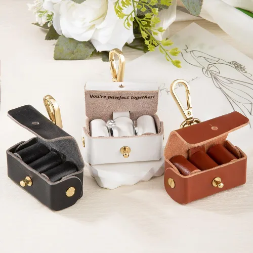 Vista 6 de NICEDREAM Bolsa de soporte de anillo de boda con inicial personalizada para collar de perro Soporte de caja de anillo de boda de cuero