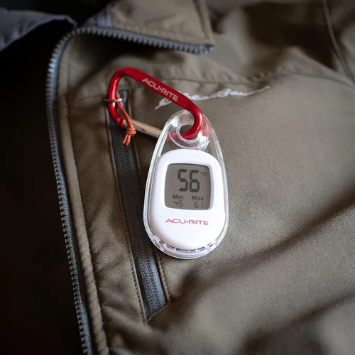 Vista 3 de AcuRite Termómetro digital portátil para temperatura interior o exterior con clip de mosquetón (00333)