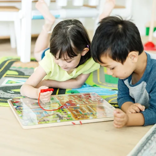 Vista 6 de Melissa & Doug PAW Patrol - Tablero de laberinto magnético de madera 4 en 1 con varita, certificado FSC