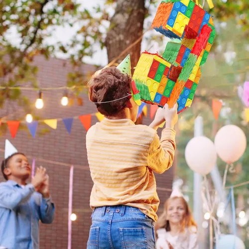 Vista 3 de Decoraciones de fiesta de cumpleaños de bloques de construcción para el tercer cumpleaños Número 3 Piñata con palo de piñata y venda para los ojos