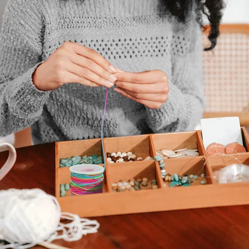 Vista 6 de Ohtomber Cordón elástico para pulsera, 2 rollos de cuerda elástica de arcoíris de 0.039 pulgadas para hacer pulseras, hilo para cuentas de arcilla