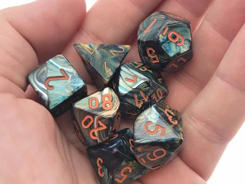 Vista 3 de Alpestris - Juego de dados lustrosos con números naranjas 7+1, 0.630 in (5/8 pulgadas), edición limitada de laboratorio