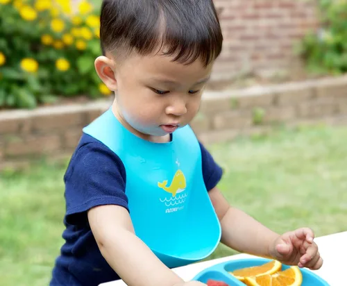 Vista 4 de Paquete de 2 baberos de silicona impermeables para bebé, ligeros, cómodos, fáciles de limpiar (verde/azul, pequeño)
