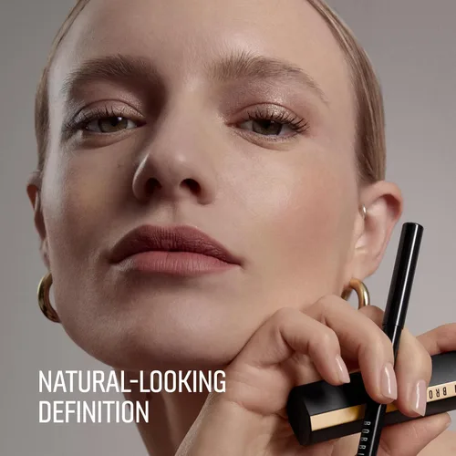 Vista 3 de Bobbi Brown Lápiz de labios Delineador de labios cremoso y aterciopelado para una definición de aspecto natural, 0.04 onzas