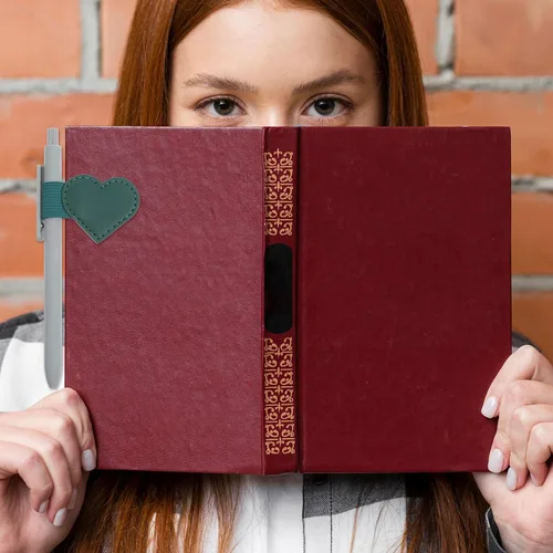 Vista 6 de 8 soportes de cuero con forma de corazón para bolígrafo, soportes autoadhesivos para lápices, para cuaderno, lazo elástico para calendarios