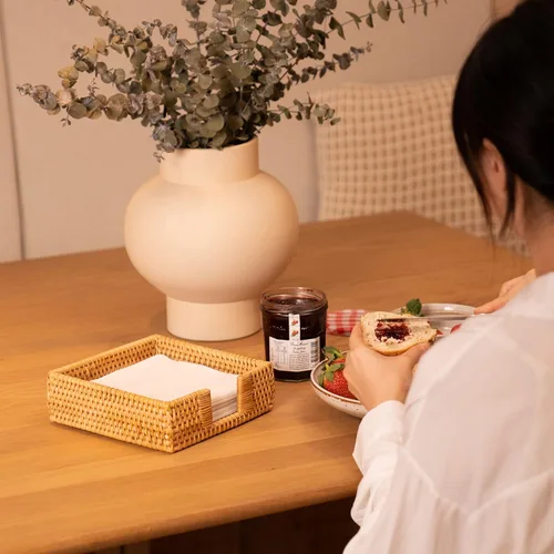 Vista 4 de Servilletero cuadrado de ratán, servilleteros para servilletas de papel, 7.5" x 7.5" x 2.5", bandeja de mimbre para servilletas, soporte tejido