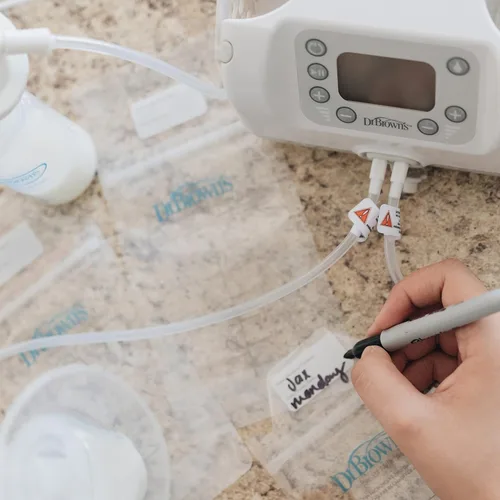 Vista 8 de Dr. Brown's Bolsas de almacenamiento de leche materna, bolsas desechables y duraderas para congelar y calentar leche materna, (100 unidades) bolsas