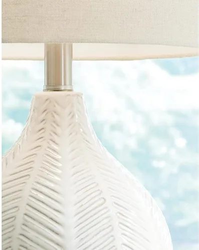 Vista 3 de Signature Design by Ashley Rainermen Lámpara de Mesa de Cerámica Casual, Acabado de Esmalte Blanco Transparente, Pantalla de Tela Rígida Tipo