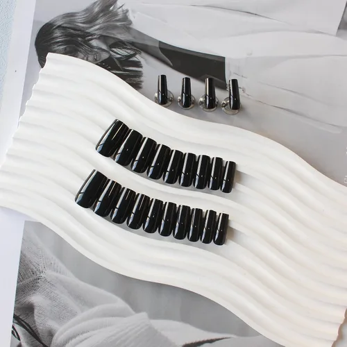 Vista 3 de Uñas postizas a presión negras de longitud media y forma cuadrada, Xcreando uñas postizas acrílicas estilo ataúd de longitud media, uñas adhesivas