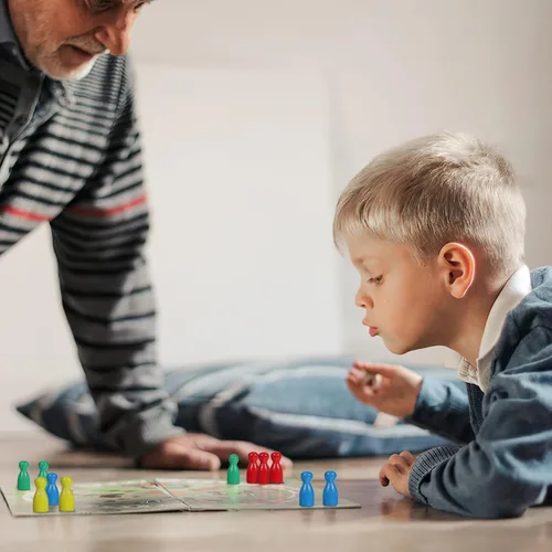 Vista 8 de 52 piezas de ajedrez de madera para juegos de mesa, peones de forma humana con 2 dados, colores surtidos, 0.98 x 0.39 pulgadas