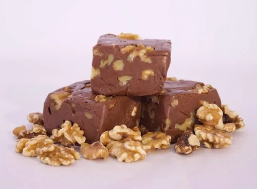 Vista 2 de Fudge de chocolate con nueces de Betsy's Fancy Fudge, 1/2 LB en 2 piezas envueltas, sin gluten, ¡Ideal para regalar! (CHOCOLATE NUECES 1/2 LB)