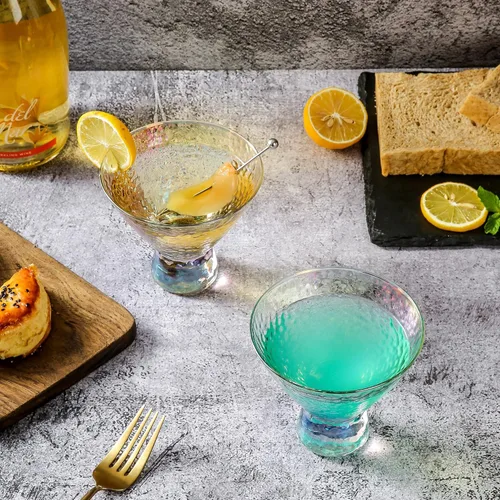 Vista 3 de Lysenn Juego de 2 vasos de Martini iridiscentes sin tallo, vasos de cóctel martillados de alta calidad para bodas, aniversarios, Navidad, fiestas