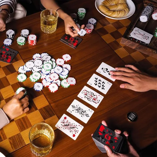 Vista 6 de Bowtie - Juego de póquer de madera con regalo de cartas, 300 fichas de póquer ponderadas profesionales con estuche de madera de nogal, regalo único