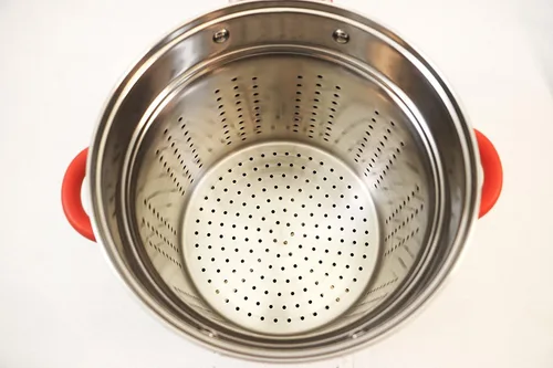 Vista 3 de ExcelSteel Olla multifunción de acero inoxidable de 8 cuartos de galón con base encapsulada, tapa de vidrio ventilada y asas cubiertas de silicona