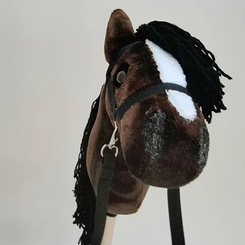 Vista 7 de Set de Caballo Pasatiempo - Caballo Pasatiempo Castaño en Palo con Brida y Cabestrillo - Caballo Pasatiempo para Niños A4