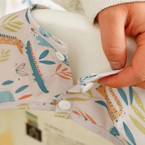 Vista 6 de Babero de Manga Larga para Bebé - Baberos a Prueba de Desastres para Bebés - Ajustable, Impermeable y con Accesorio para Silla/Mesa Alta