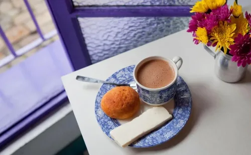 Vista 4 de Chocolatera con Jarra Espumadora - Espumador para Café y Chocolate - Cafetera de 2,1 cuartos de galón (2 L) Olla de Aluminio para Verter Incluye