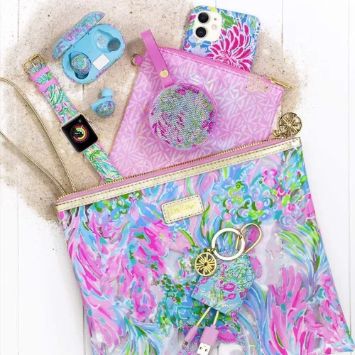 Vista 4 de Lilly Pulitzer Funda de vinilo resistente al agua para la playa, bolsa con cremallera incluye protector de bebidas, funda pequeña y clips para toalla