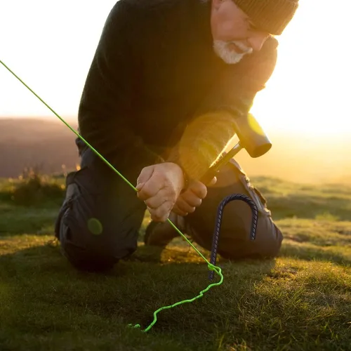 Vista 5 de Juego de 8 estacas de refuerzo de 24 pulgadas, anclajes de suelo resistentes con gancho en J, soporte de planta de acero curvado con extremo