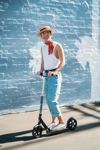 Vista 7 de Micro Kickboard - Micro Classic, scooter de dos ruedas, plegable para llevar, diseñado en Suiza para mayores de 13 años