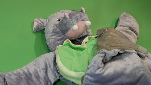 Vista 7 de Para niños de hasta 54 pulgadas de alto. El saco de dormir original SnooZoo Hippo para niños.