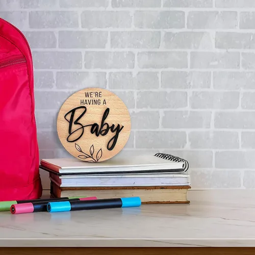 Vista 3 de Letrero de anuncio de embarazo con texto en inglés "We Having a Baby" Disco redondo de anuncio de madera con letras 3D negras decorativas