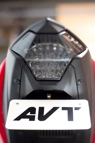 Vista 2 de AVT Kit eliminador de guardabarros YZF-R3 2019-2024 - Luz trasera integrada LED R3