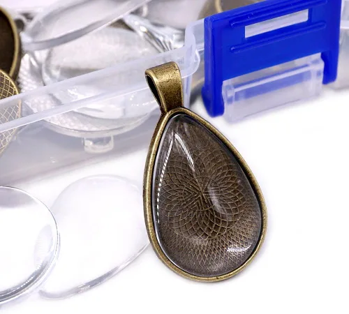 Vista 3 de Glarks 48 bandejas colgantes de 4 estilos, 24 unidades, redondas, cuadradas, corazón y lágrima, y 24 azulejos de cúpula de cabujón de vidrio