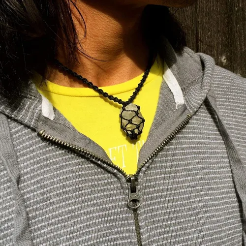 Vista 3 de Men's Surfer Necklace with Tumbled Quartz Stone and Hematite in Black - Handmade Knotted Macrame Healing Stone Jewelry