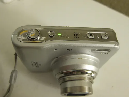 Vista 4 de Nikon Coolpix L5 7.2MP Digital Camera with 5x Optical Vibration Reduction Zoom