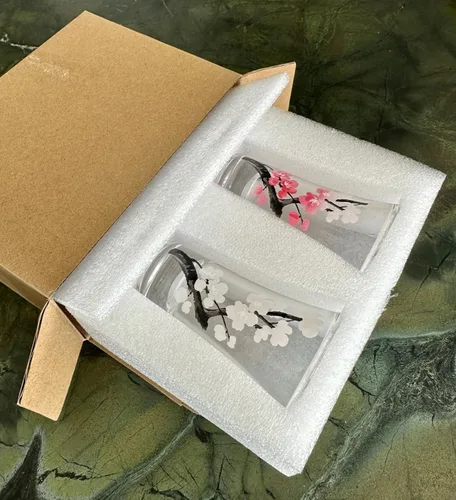 Vista 3 de Cambio de color, vaso de chupito de flor de cerezo de 2 onzas, juego de 2 piezas de Sakura, incluye caja de regalo
