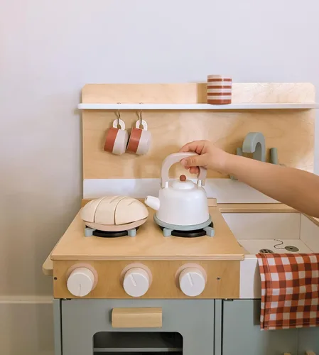Vista 6 de Tender Leaf Toys Mini Chef Home Kitchen – Cocina de madera totalmente equipada con accesorios para cocinar – Desarrolla habilidades sociales