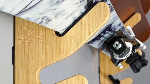 Vista 5 de Grassracks Estante de esquí de bambú - The Hallsteiner Series - Soporte de pared para esquí interior (2 o 3 pares de esquís, bambú)