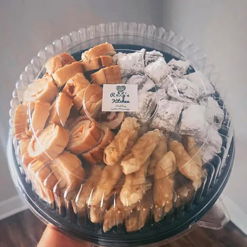 Vista 5 de Frcctre Paquete de 12 bandejas de plástico de 12 pulgadas con tapa, platos desechables de plástico para servir alimentos con tapas de cúpula