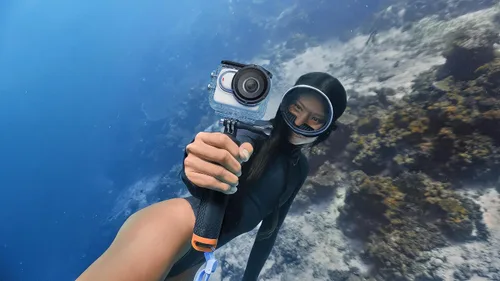 Vista 2 de Insta360 Kit de buceo GO 3, incluye estuche de buceo Insta360 GO 3 y agarre flotante