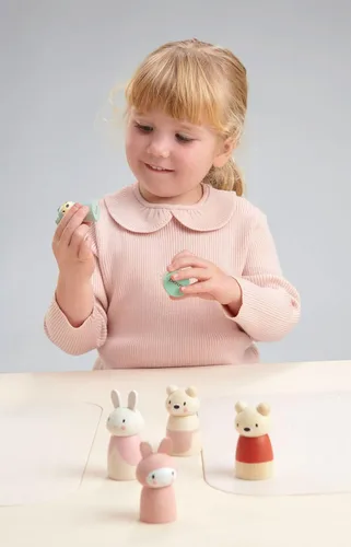 Vista 9 de Tender Leaf Toys - Bear Tales - Juego de muñecas complementarias de casa de muñecas de madera, figuras de 3 piezas de familia de osos para niños