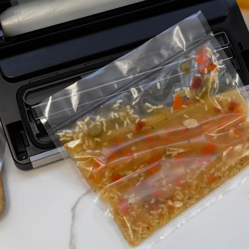 Vista 12 de Nesco Kit de sellador al vacío premium con LiquidLock, incluye una gran variedad de bolsas y rollos VS-22LB, función de sellado de recipiente